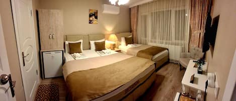 Habitación triple estándar, vista a la ciudad | Wifi gratis