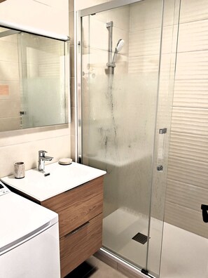 Shower, hair dryer, towels - LA ROSE DES SABLES - Near Beach (Les Sables-d´Olonne)