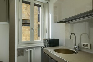 Jääkaappi, mikroaaltouuni, liesi, kahvin-/teenkeitin