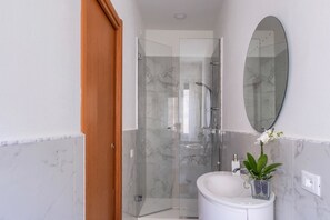 Een douche, gratis toiletartikelen, een haardroger, een bidet