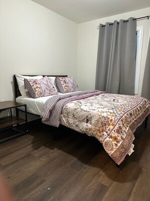 3 slaapkamers, een strijkplank/strijkijzer, wifi, beddengoed