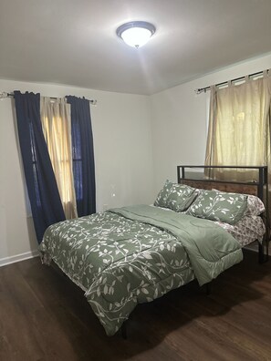 3 bedrooms, iron/ironing board, WiFi, bed sheets - 3Br/2Ba Family home close to Washington DC, Very close to many attractions. (Sterling)