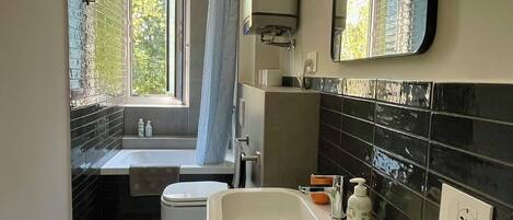 Baignoire Ă jets, sĂšche-cheveux, bidet, serviettes fournies
