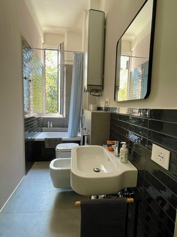 Whirlpool, Haartrockner, Bidet, Handtücher