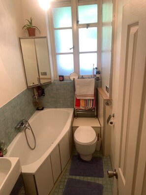 Sèche-cheveux, serviettes fournies, savon, papier toilette