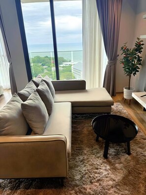 Condo, 1 Bedroom, Accessible, Smoking | Living area