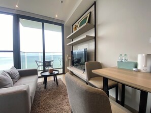 Condo, 1 Bedroom, Accessible, Smoking | Living room