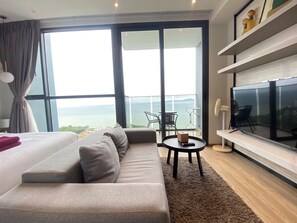 Condo, 1 Bedroom, Accessible, Smoking | Living room