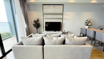 Condo, 1 Bedroom, Accessible, Smoking | Living room
