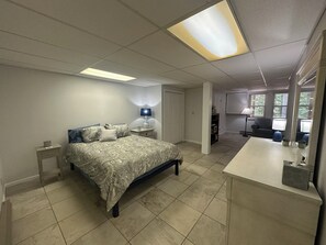 1 bedroom, free WiFi, bed sheets - Charming 1-bedroom Studio in wonderful Northwest Hickory! (Hickory)