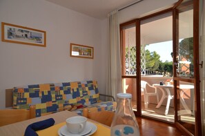 Apartment, 1 Bedroom, Terrace | Dining room