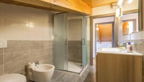 Haartrockner, Bidet, Handtücher, Seife