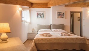 2 Schlafzimmer, Schreibtisch, Bügeleisen/Bügelbrett, Reisekinderbett