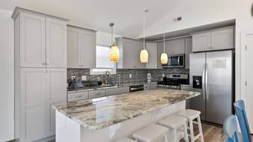 Kühlschrank, Ofen, Geschirrspüler, Wasserkocher mit Kaffee-/Teezubehör