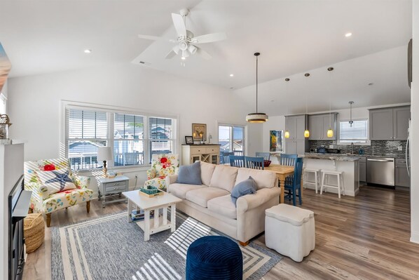 Living area - 131 W Spicer Ave, Unit 2 (Wildwood)