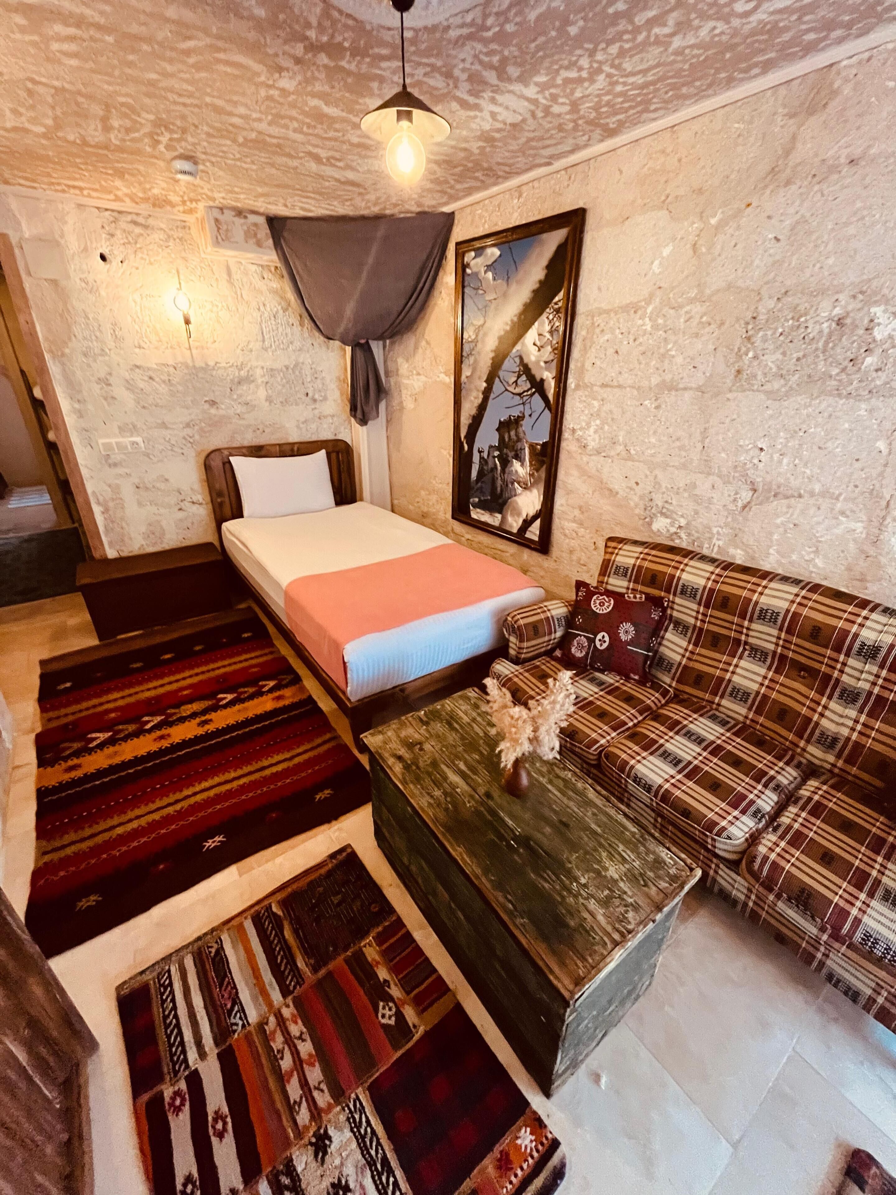 Economy Room | Desk, laptop workspace, soundproofing, free WiFi