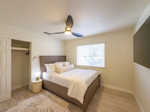 3 Schlafzimmer, Schreibtisch, Bügeleisen/Bügelbrett, Reisekinderbett