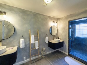 Shower, hair dryer, bidet, towels - New Yosemite Luxe Family-Theater-Sauna-Spa-EV-Poker Table-Game Room-Pool table (Mariposa)