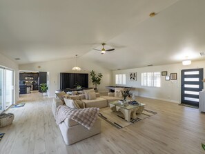 Smart-TV, Kamin, Bücher, Stereoanlage