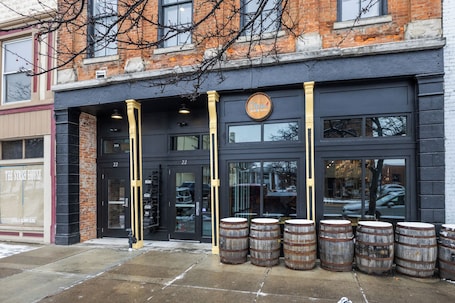 Exterior. Luxury Loft •Downtown • Full Kitchen •
