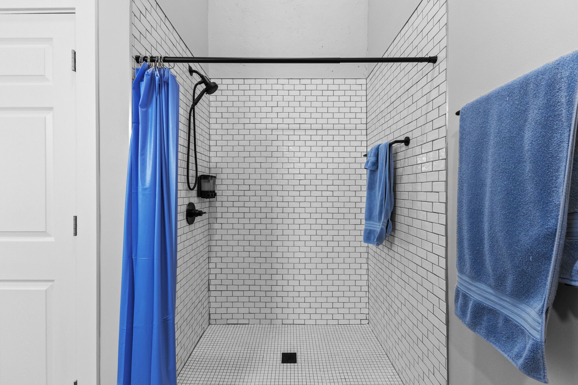 Secadora de cabello, toallas, jabón, shampoo 