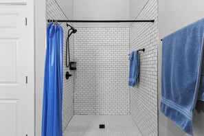 Sèche-cheveux, serviettes fournies, savon, shampoing