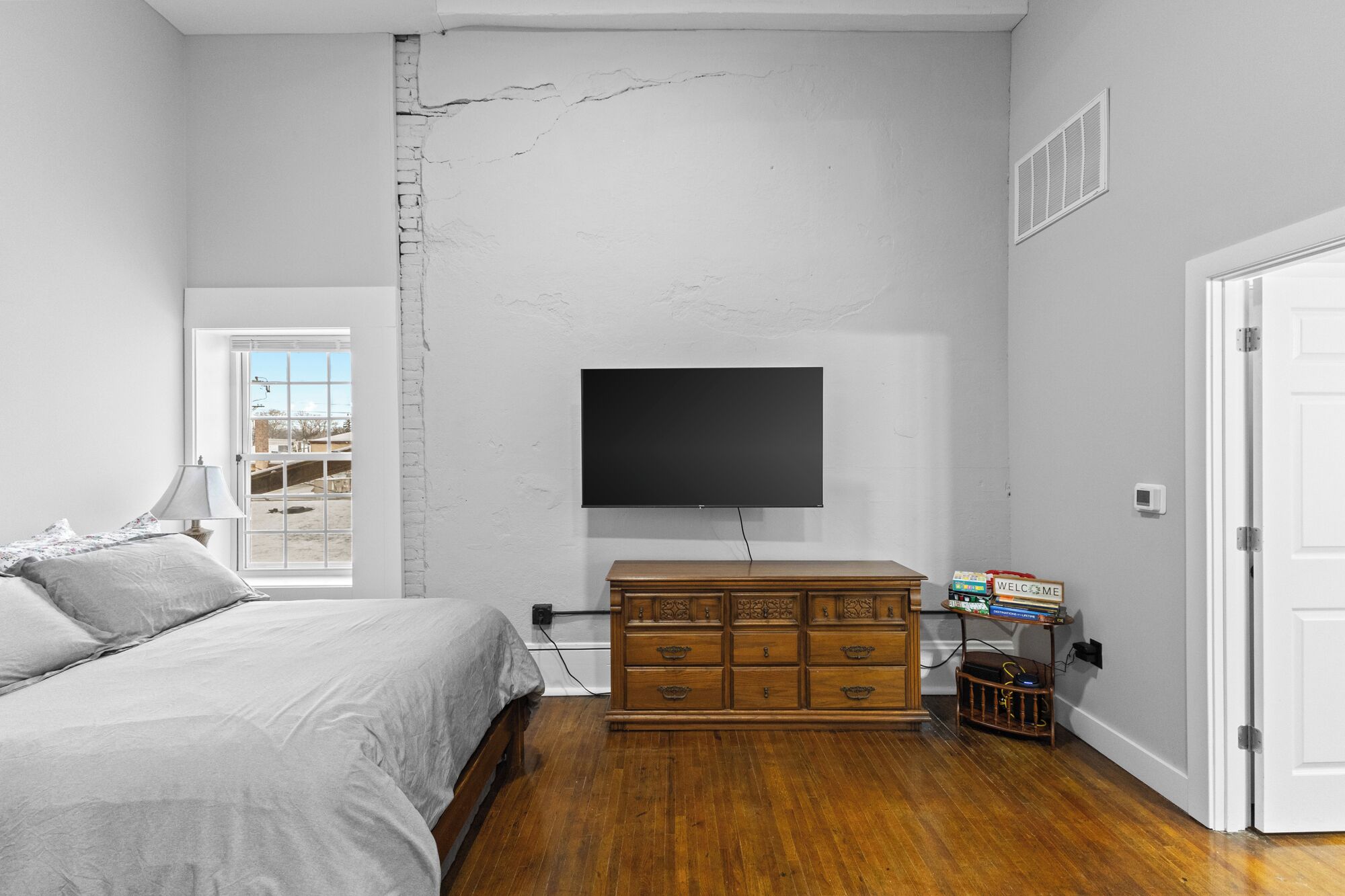 1 habitación, tabla de planchar con plancha, wifi gratis y ropa de cama 