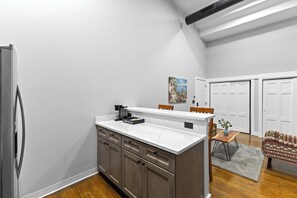 Interior - Downtown Delaware • Full Kitchen • Luxury  Loft (Delaware)