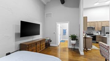 1 habitación, tabla de planchar con plancha, wifi gratis y ropa de cama