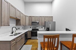 Een koelkast, een magnetron, een oven, een kookplaat