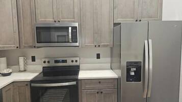 Jääkaappi, mikroaaltouuni, uuni, liesi