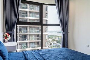 Bureau, espace de travail pour ordinateur portable, rideaux occultants