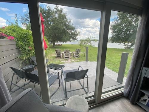 Private Lakefront Cottage, Bright, Peaceful, and Perfect for a Relaxing Escape.