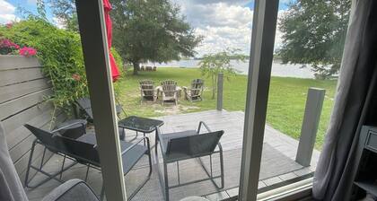 Private Lakefront Cottage, Bright, Peaceful, and Perfect for a Relaxing Escape.