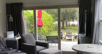 Private Lakefront Cottage, Bright, Peaceful, and Perfect for a Relaxing Escape.