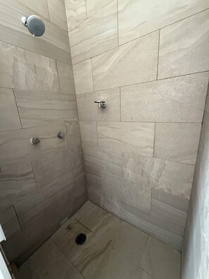 Serviettes fournies, savon, papier toilette