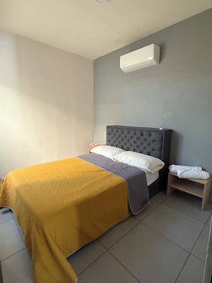 Tabla de planchar con plancha, wifi y ropa de cama