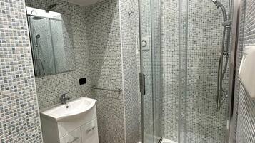 Dusche, Haartrockner, Bidet, Handtücher