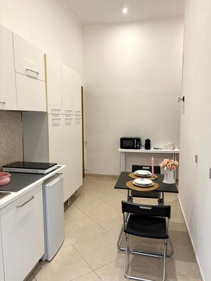 Private kitchen - Cozy, clean and central. Tweety&Mery house and within walking distance of the subway. (Napoli)
