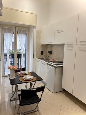Private kitchen - Cozy, clean and central. Tweety&Mery house and within walking distance of the subway. (Napoli)