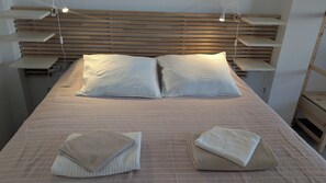 5 bedrooms, iron/ironing board, WiFi, bed sheets