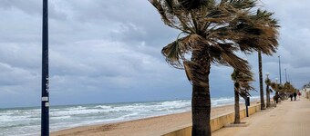 Vacation home (10 people) for families with pool, garden, roof terrace, close to the beach