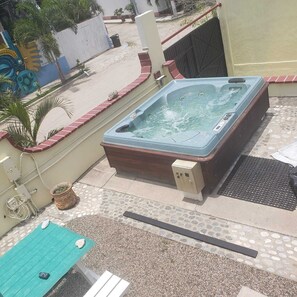 Outdoor spa tub