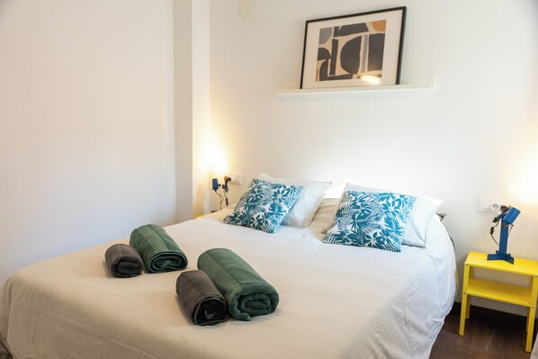 2 bedrooms, iron/ironing board, internet, bed sheets
