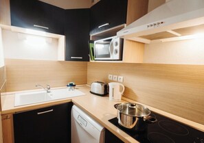 Kühlschrank, Mikrowelle, Wasserkocher mit Kaffee-/Teezubehör, Hochstuhl
