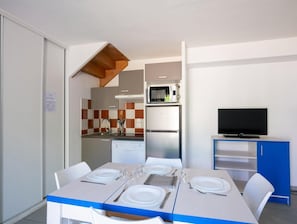 Fridge, microwave, coffee/tea maker, highchair