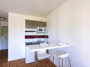 Fridge, microwave, coffee/tea maker, high chair - Le Domaine de la Corniche S2p (Auberville)