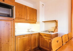 Réfrigérateur, lave-vaisselle, cafetière/bouilloire, chaise haute