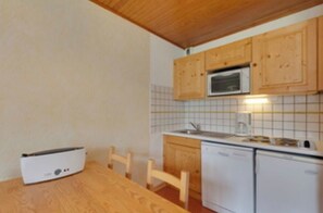 Refrigerador, microondas, lavavajillas y cafetera y tetera