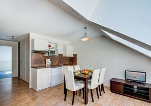 Fridge, microwave, dishwasher, coffee/tea maker